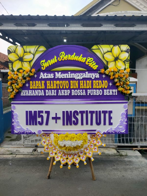 Papan bunga ucapan turut berduka cita Kudus
